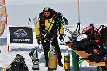 Enrico effettua l'ultimo check alle attrezzature di emergenza